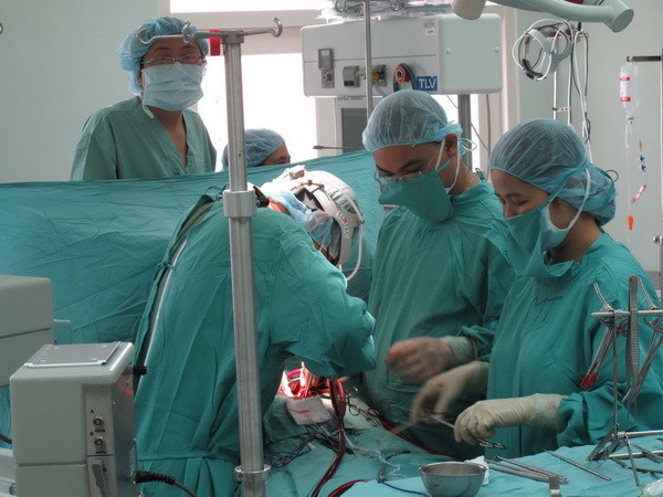  Hy hữu: Bé 3 tuổi nuốt dây đồng hồ kim loại vào dạ dày ảnh 1