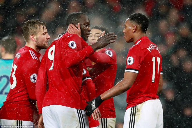 Lukaku giúp Manchester United chiến thắng. (Nguồn: Reuters) Man City lập kỷ lục 'vô tiền khoáng hậu" tại Premier League ảnh 3