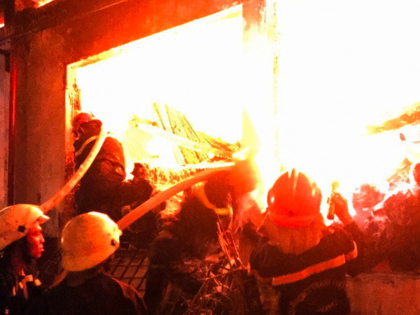 Cháy lớn thiêu rụi kho hàng của siêu thị Điện máy xanh ở Đắk Lắk ảnh 1