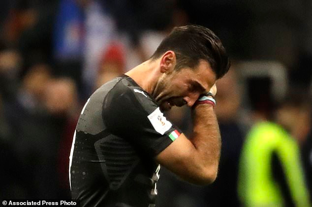 Buffon rơi lệ tuyên bố giã từ đội tuyển sau thất bại của Italy ảnh 2
