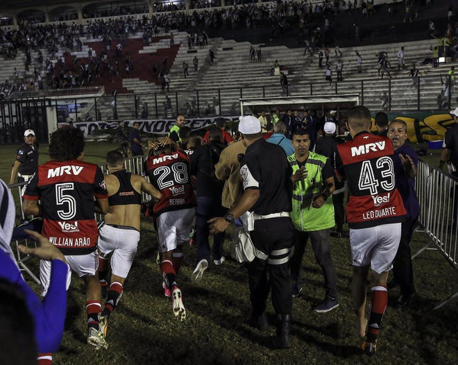 Bạo loạn sân cỏ kinh hoàng, một cổ động viên bị bắn chết ảnh 4