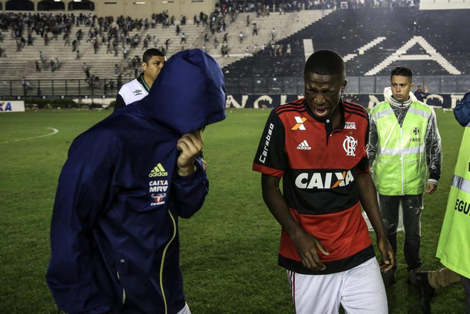 Bạo loạn sân cỏ kinh hoàng, một cổ động viên bị bắn chết ảnh 5