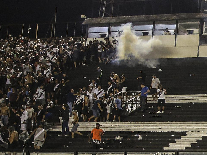 Bạo loạn sân cỏ kinh hoàng, một cổ động viên bị bắn chết ảnh 2