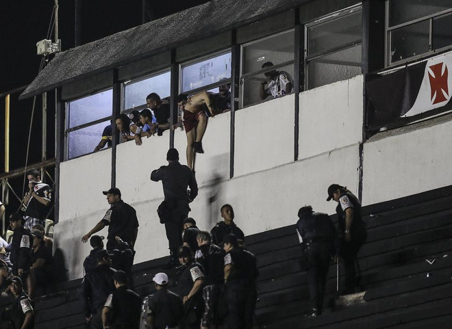 Bạo loạn sân cỏ kinh hoàng, một cổ động viên bị bắn chết ảnh 3