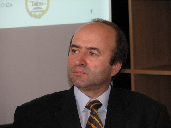 Tổng thống Romania Iohannis ký sắc lệnh bổ nhiệm 4 bộ trưởng ảnh 1