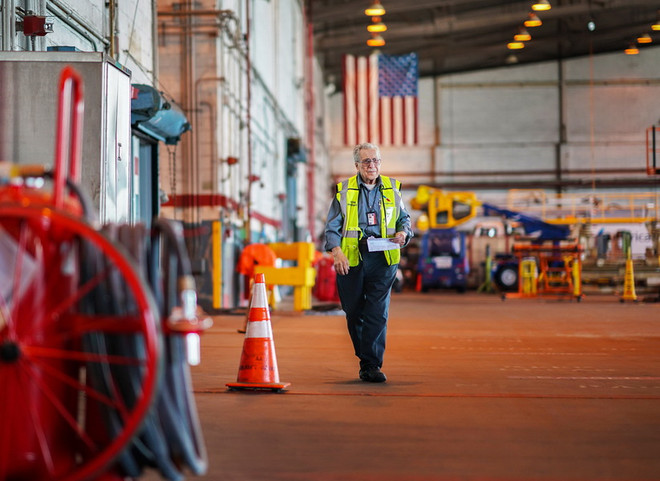 Cụ ông 91 tuổi lập kỷ lục về tình yêu với nghề cơ khí hàng không ảnh 1