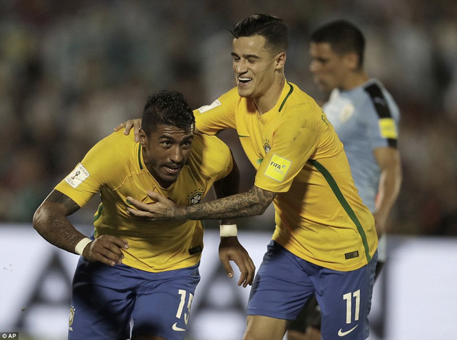 Paulinho (trái) lập hat-trick cho Brazil. (Nguồn: AP) Hủy diệt Uruguay, Brazil chạm tay vào vé dự VCK World Cup 2018 ảnh 1