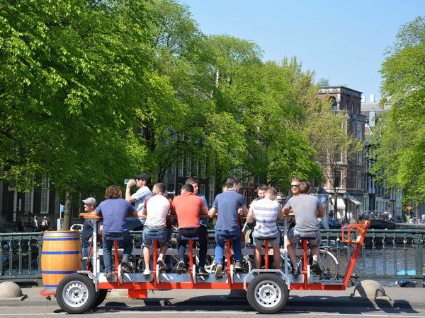 Hà Lan: Thủ đô Amsterdam thực thi lệnh cấm hình thức "xe đạp bia" ảnh 1