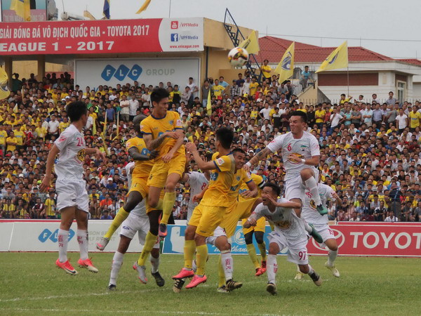 Vòng 16 V-League: FLC Thanh Hóa hạ HAGL, Hà Nội thua sốc ảnh 1