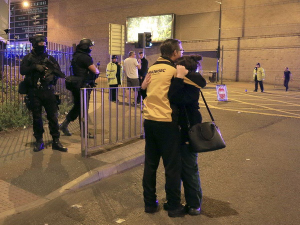 Quan chức Mỹ: Vụ nổ ở Anh nhiều khả năng là tấn công liều chết ảnh 1