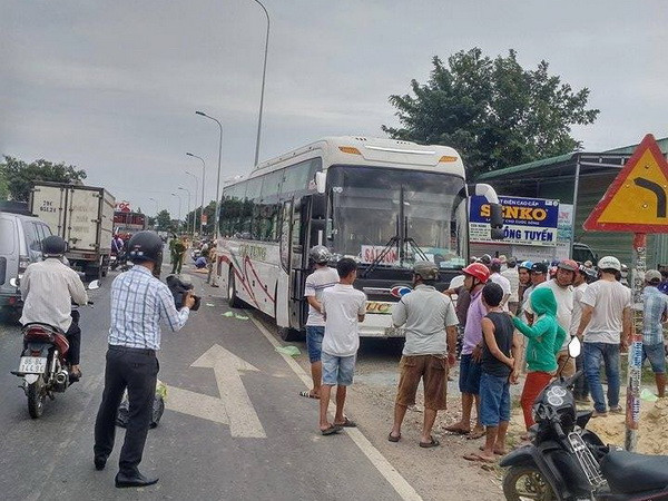 Bình Thuận: Xe khách đâm vào ba xe máy, 4 người thương vong ảnh 1