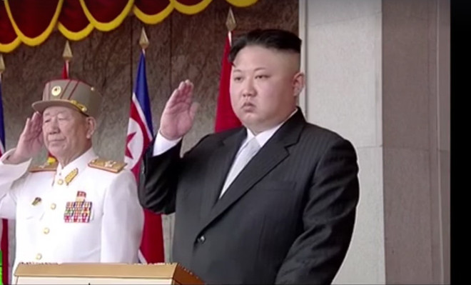 Video toàn cảnh lễ diễu binh phô trương sức mạnh của Triều Tiên ảnh 2