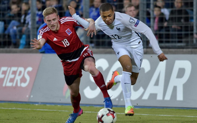 Mbappe đi vào lịch sử với tư cách cầu thủ trẻ nhất ra mắt ở tuyển Pháp ảnh 1