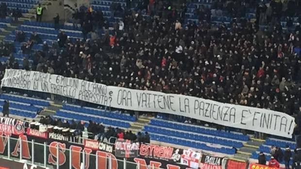 Nhóm ultra giăng băng-rôn nhắm vào Donnarumma. Tin đồn chuyển nhượng: Donnarumma là nạn nhân, không phải tội đồ ảnh 2