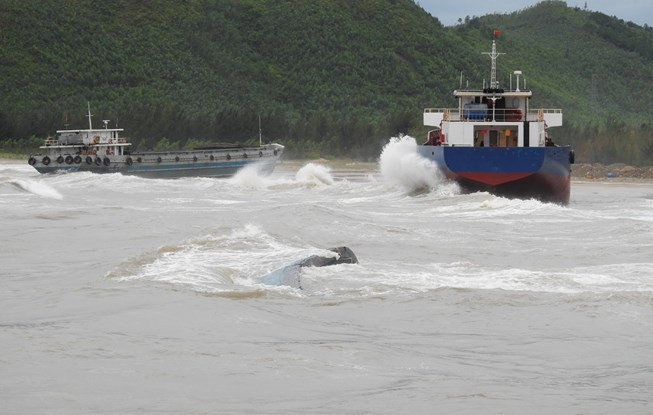 Tàu chìm ở Nghệ An: Đã cứu được 7 người và tìm thấy một thi thể ảnh 1