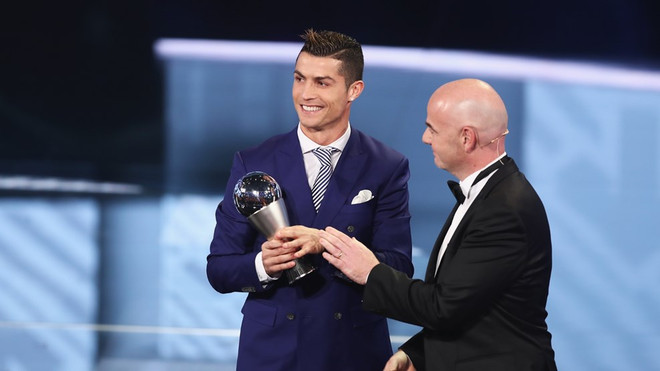 Cristiano Ronaldo giành danh hiệu Cầu thủ xuất sắc nhất năm ảnh 2