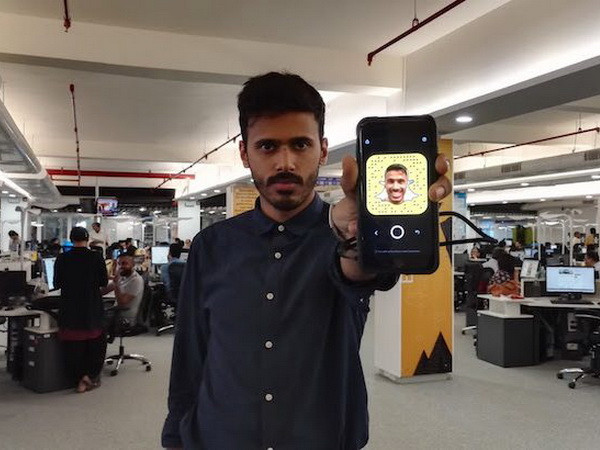 Sự khởi đầu của thế hệ “phóng viên quần jeans” thạo smartphone ảnh 1