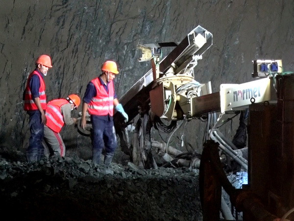 Công trường hầm đường bộ Cù Mông sôi động những ngày giáp Tết ảnh 1