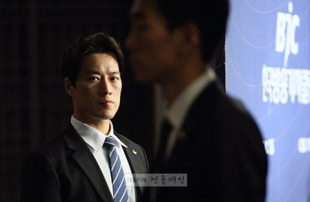 Vệ sỹ điển trai của Tổng thống Hàn Quốc “hút hồn” cư dân mạng ảnh 1