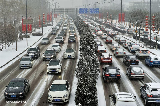 Tuyết rơi dày khiến giao thông Trung Quốc ảnh hưởng nghiêm trọng ảnh 1