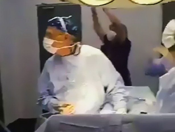 Sốc với vụ bác sỹ vừa phẫu thuật vừa xem trực tiếp Confed Cup ảnh 1