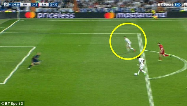 Ronaldo ghi 2 bàn thắng vào lưới Bayern Munich từ thế việt vị ảnh 3