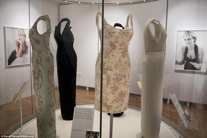 Chiêm ngưỡng những trang phục từng gắn bó với Công nương Diana ảnh 5