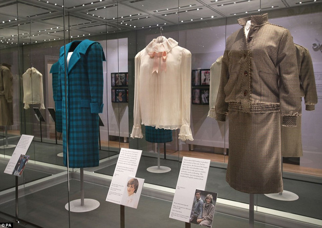 Chiêm ngưỡng những trang phục từng gắn bó với Công nương Diana ảnh 7