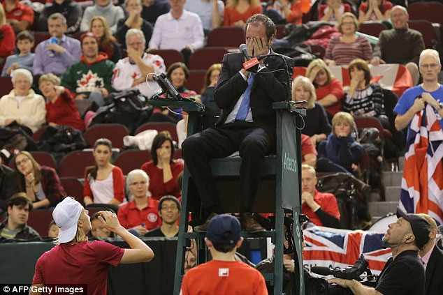 Tay vợt Canada tức giận đánh bóng làm bầm tím mắt trọng tài ảnh 2