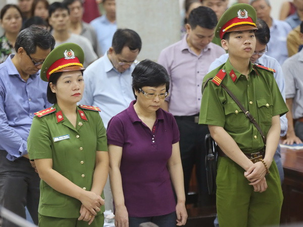 Bị cáo Châu Thị Thu Nga (áo tím) trước vành móng ngựa. (Ảnh: Doãn Tấn/TTXVN) Bị cáo Châu Thị Thu Nga đề nghị Hội đồng xét xử xem xét lại cáo trạng ảnh 1
