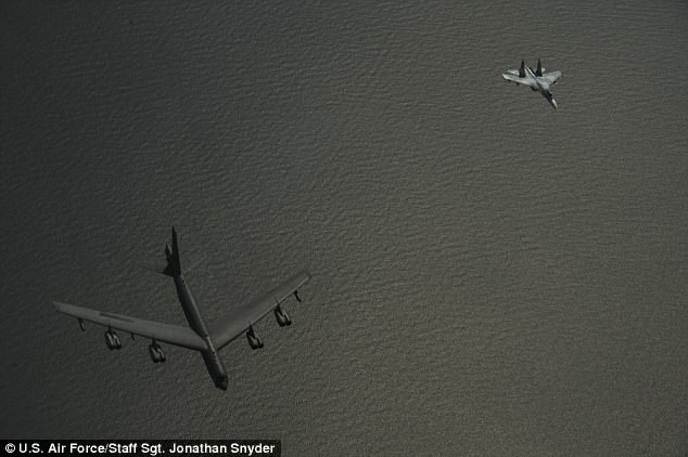 Máy bay Su-27 của Nga chặn B-52 của Mỹ. (Nguồn: Daily Mail) Bộ Quốc phòng Mỹ công bố hình ảnh máy bay Nga chặn B-52 ảnh 1