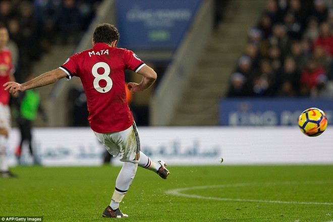 Man United đánh rơi chiến thắng ở phút bù giờ trong thế hơn người ảnh 1