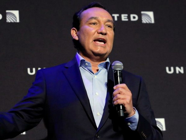 CEO United Airlines xin lỗi vì vụ kéo lê khách gốc Việt khỏi máy bay ảnh 1
