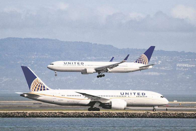 Hãng United Airlines lại "đuổi người" sau vụ bác sỹ gốc Việt ảnh 1