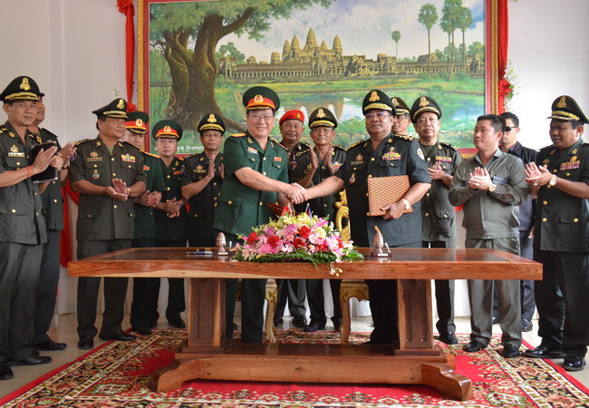 Bộ Quốc phòng Việt Nam giúp đỡ lực lượng tăng thiết giáp Campuchia ảnh 1