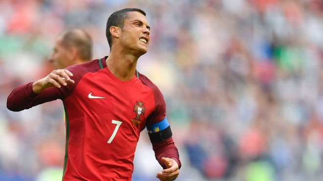 Ronaldo không hài lòng với những gì diễn ra ở trận đầu tiên tại Confed Cup 2017. (Nguồn: espn) Bồ Đào Nha đánh rơi chiến thắng trước Mexico ở phút bù giờ ảnh 1