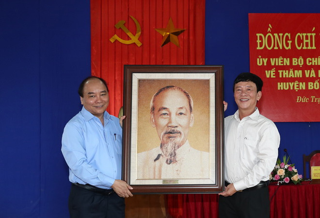 Thủ tướng Nguyễn Xuân Phúc thăm xã Đức Trạch của tỉnh Quảng Bình ảnh 2