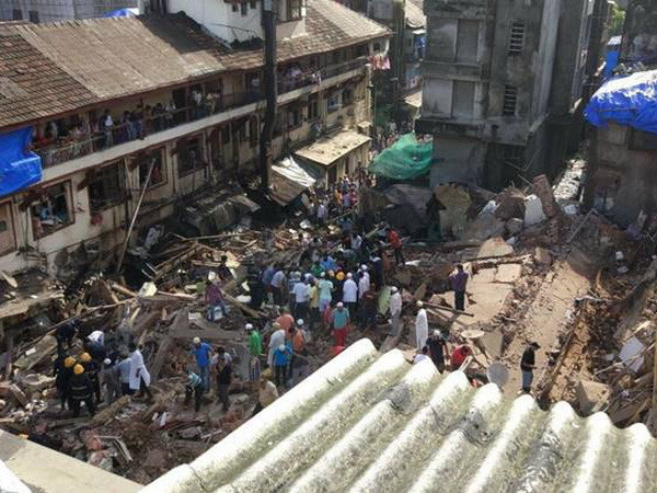 Sập nhà ở Mumbai. (Nguồn: indianexpress.com) Ấn Độ: Sập nhà tại thành phố Mumbai, 40 người bị chôn vùi ảnh 1