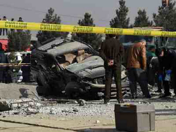 Đánh bom liều chết gần Tòa án Afghanistan, 60 người thương vong ảnh 1