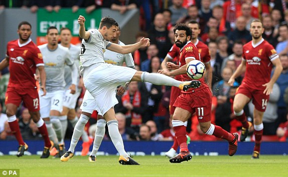 Cầm hòa Liverpool, M.U tạm chiếm ngôi đầu của Manchester City ảnh 1