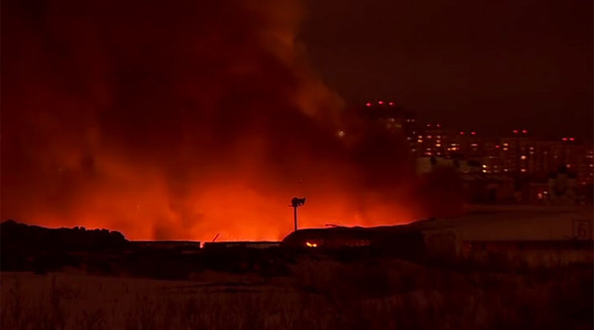 Video hiện trường đám cháy kinh hoàng ở một khu chợ tại Nga ảnh 1