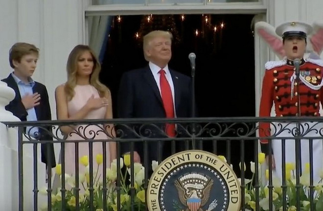 Tổng thống Mỹ Donald Trump quên đặt tay lên tim khi hát quốc ca ảnh 1