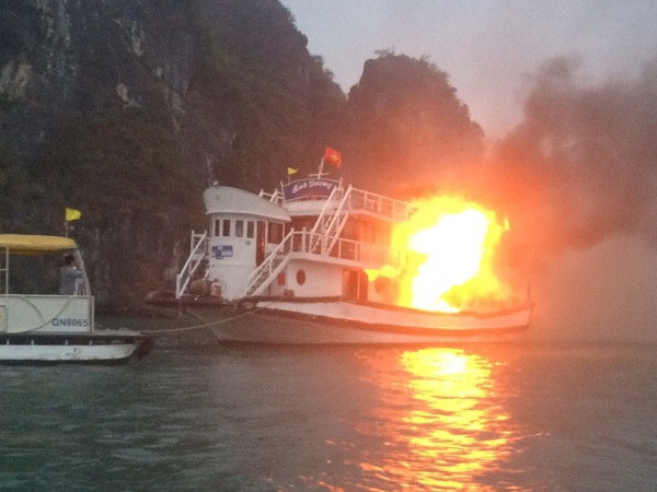 Video hiện trường vụ cháy tàu du lịch trên vịnh Hạ Long ảnh 1