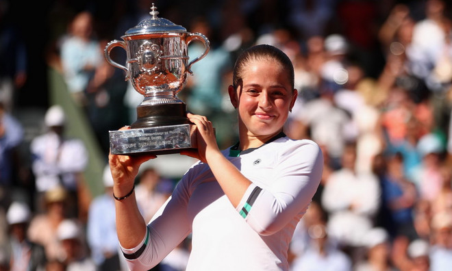 Jelena Ostapenko vô địch Roland Garros ở tuổi 20. (Nguồn: Getty Images) Jelena Ostapenko đi vào lịch sử với chức vô địch Roland Garros ảnh 1