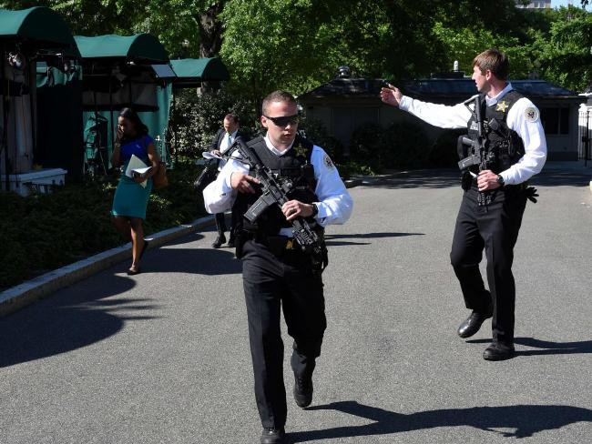 Mỹ: Đối tượng lạ mặt đột nhập, Nhà Trắng bị phong tỏa ảnh 1