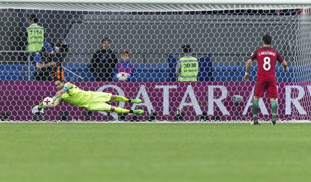 Sốc với vụ bác sỹ vừa phẫu thuật vừa xem trực tiếp Confed Cup ảnh 3