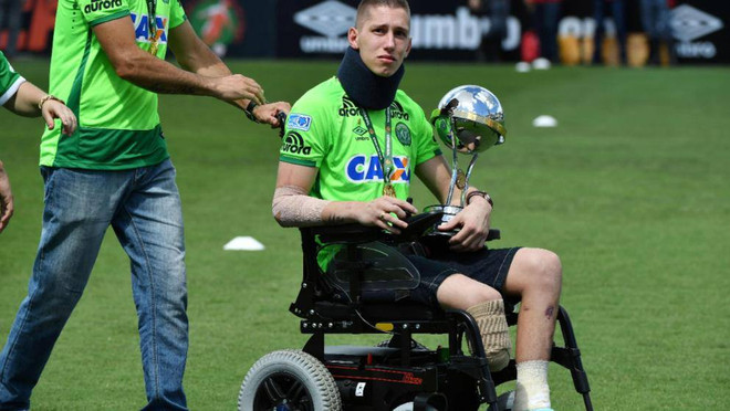 Trận đấu đầy nước mắt sau vụ rơi máy bay khiến 19 cầu thủ tử nạn ảnh 2