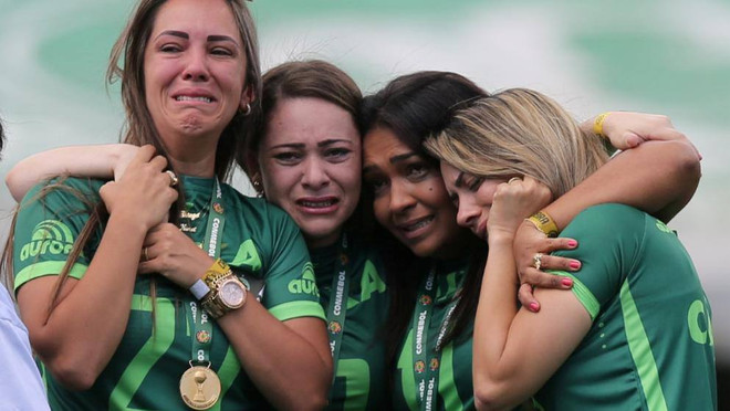 Trận đấu đầy nước mắt sau vụ rơi máy bay khiến 19 cầu thủ tử nạn ảnh 3