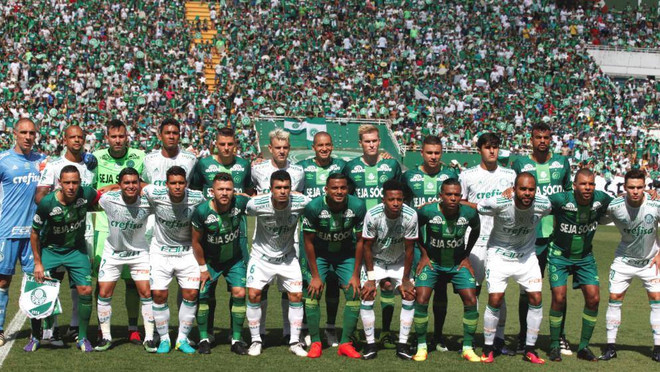 Trận đấu đầy nước mắt sau vụ rơi máy bay khiến 19 cầu thủ tử nạn ảnh 4