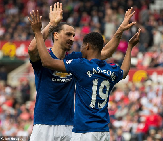 Ibrahimovic tỏa sáng đưa Manchester United trở lại tốp 5 ảnh 3